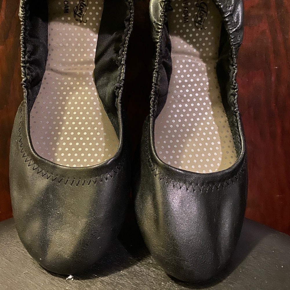 Black ballet flats